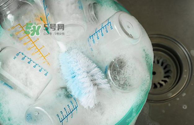 奶瓶刷尼龍的好還是海綿的好？洗奶瓶的正確方法