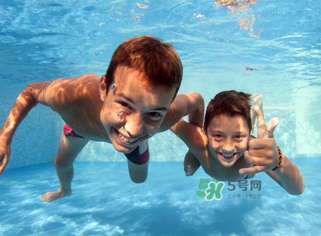 游泳為什么要穿泳衣？為什么游泳要穿泳衣？