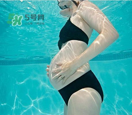 孕婦能游泳嗎？孕婦能不能去游泳池？
