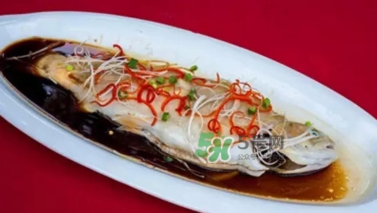 金鱒魚清蒸為什么變黑？食用金鱒魚有什么好處