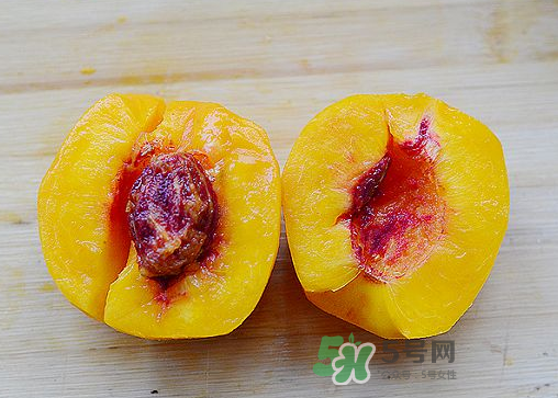 來月經(jīng)可以吃黃桃嗎？大姨媽來了可以吃黃桃嗎？