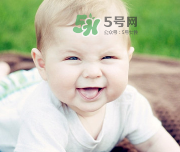 夏天寶寶頭上長紅疙瘩怎么回事？夏天寶寶頭上長東西怎么辦？