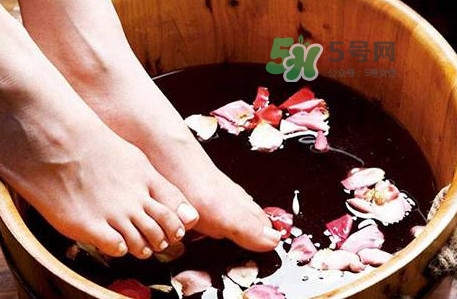 花椒水泡腳能降血壓嗎？泡腳是干花椒好還是鮮花椒好