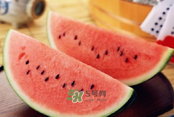 綠豆湯和西瓜可以同時吃嗎？綠豆湯可以和西瓜一起吃嗎？