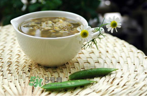 綠豆湯和西瓜可以同時吃嗎？綠豆湯可以和西瓜一起吃嗎？