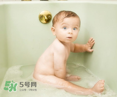 寶寶濕疹可以洗澡嗎？新生兒濕疹可以洗澡嗎？