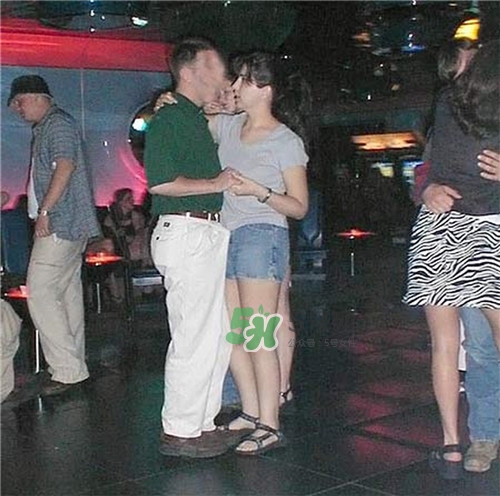 男人在公眾場(chǎng)合勃起如何化解尷尬？