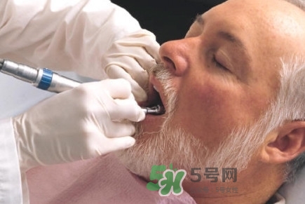 牙齒松動吃什么藥有效？牙齒松動是缺鈣嗎