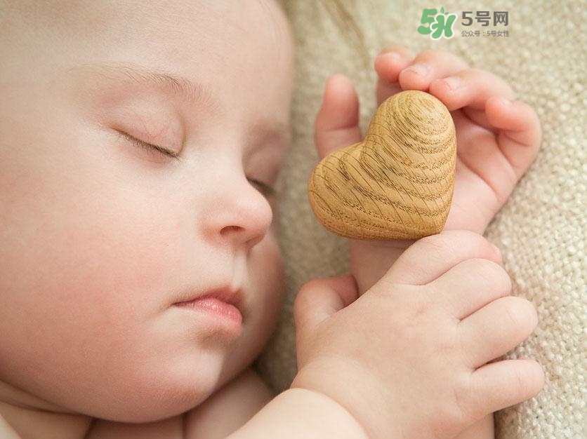 什么時候跟孩子分床睡好？嬰兒跟父母分房睡還是分床睡？