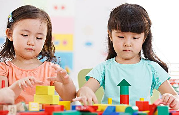 孩子在幼兒園受欺負(fù)怎么辦？孩子在幼兒園不合群怎么辦？
