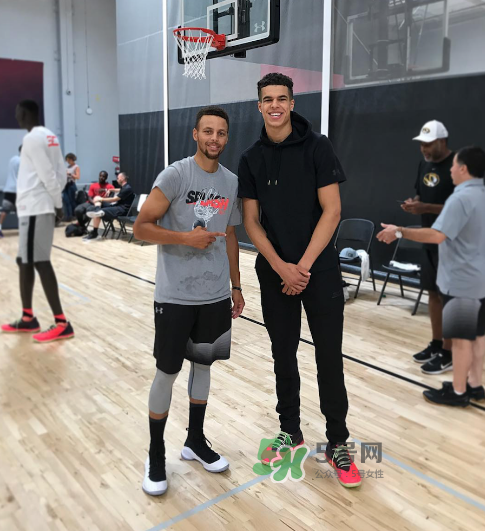 under armour curry4黑白配色什么時候發(fā)售？庫里第四代戰(zhàn)靴發(fā)售日期