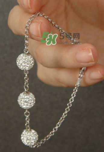 銀手鐲帶哪只手好？銀手鐲女性戴哪只手？