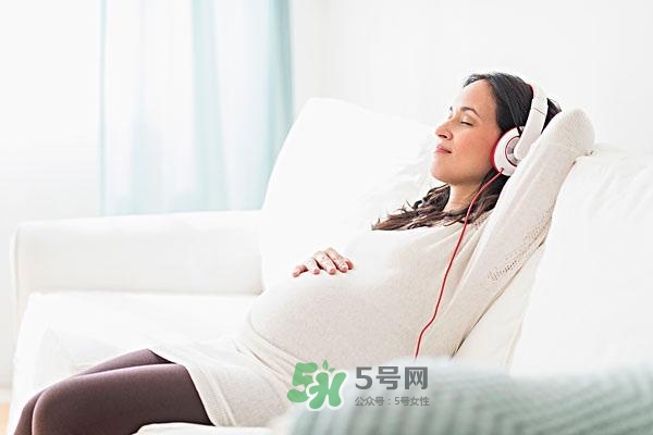 音樂(lè)胎教是媽媽聽(tīng)還是放在肚子上？胎教音樂(lè)有哪些？