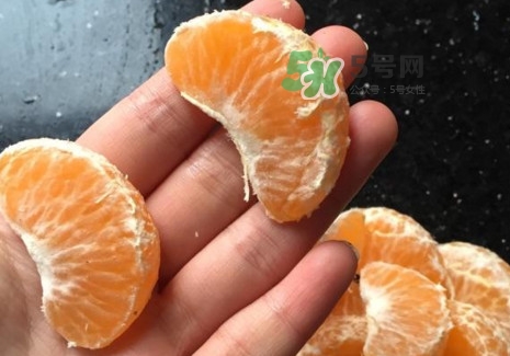 橘子里的白絲能吃嗎？橘子瓣上面的白絲吃了有什么好處？