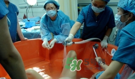 產后媽媽自述：水中分娩是一種什么體驗？