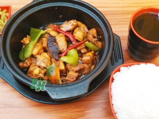 黃燜雞米飯多少錢一份？黃燜雞米飯?zhí)攸c是什么