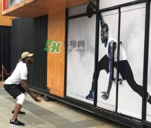 科懷倫納德中國行穿的球鞋是什么牌子？科懷倫納德中國行同款鞋子
