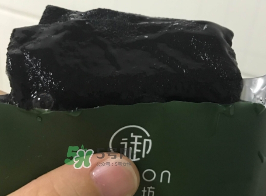 御泥坊水潤(rùn)茶萃微囊黑面膜怎么用？