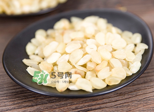 皂角米可以用熱水泡嗎？皂角米用冷水泡好還是熱水泡好