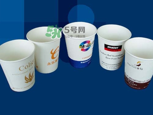 一次性紙杯可以裝開水嗎？能不能用一次性紙杯喝熱水？