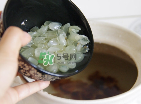 泡皂角米的水要倒掉嗎？泡皂角米的水有什么作用
