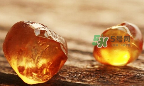 桃膠什么顏色的好？桃膠顏色深色好還是淺色好