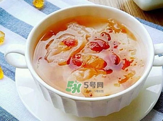 煮桃膠放冰糖還是紅糖？桃膠放鍋里要煮多久能吃