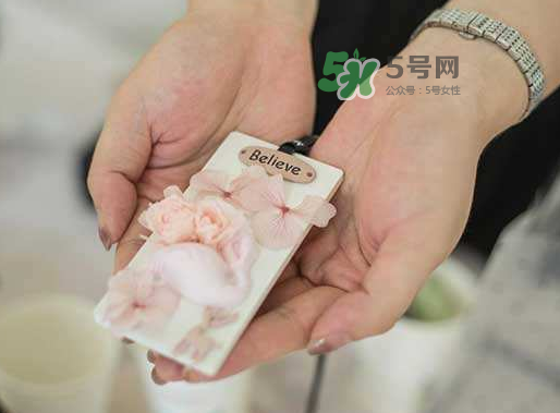 送永生花代表什么？一個(gè)男孩送自己永生花是什么意思？