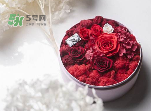 送永生花代表什么？一個(gè)男孩送自己永生花是什么意思？