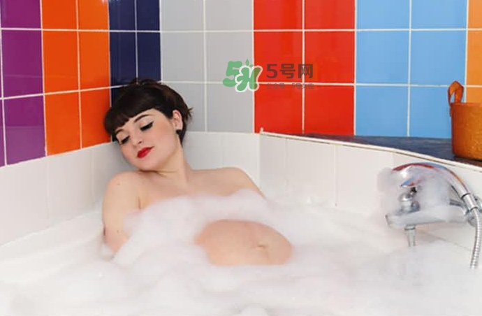 孕晚期洗澡可以搓肚子嗎？孕晚期洗澡注意事項