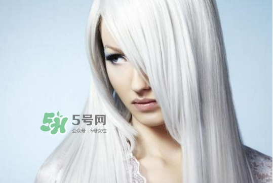 頭發(fā)白是什么原因引起的？頭發(fā)白吃什么能變黑？