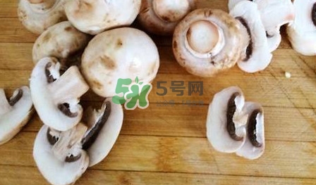 口蘑里面是黑色正常嗎？口蘑需要焯水嗎