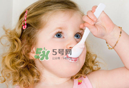 一歲后的寶寶如何喂養(yǎng)？寶寶喝牛奶好嗎？