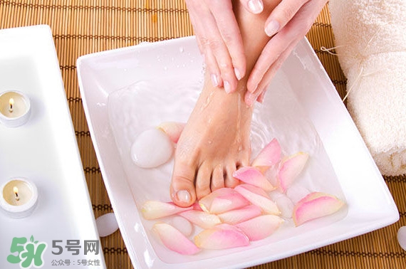 醋泡腳能治療灰指甲嗎？醋泡腳能治足跟痛嗎