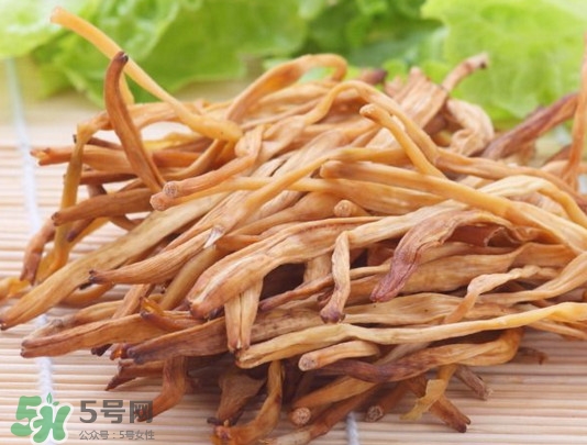 黃花菜是植物的什么部分？黃花菜要去芯嗎？