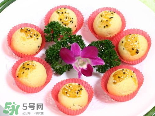 為什么蛋黃酥的皮很硬？蛋黃酥油皮太硬怎么辦？
