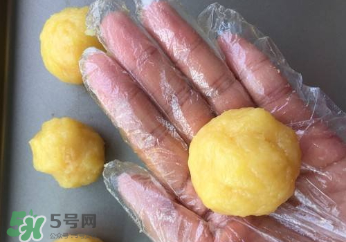 蛋黃酥油皮怎么揉出膜？蛋黃酥油皮不出膜怎么辦？