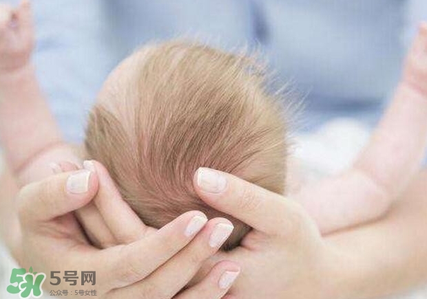 新生寶寶幾個月可以豎著抱？寶寶豎著抱的正確姿勢