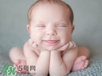 寶寶剛出生可以喝奶粉嗎？剛出生的寶寶喝多少奶粉？