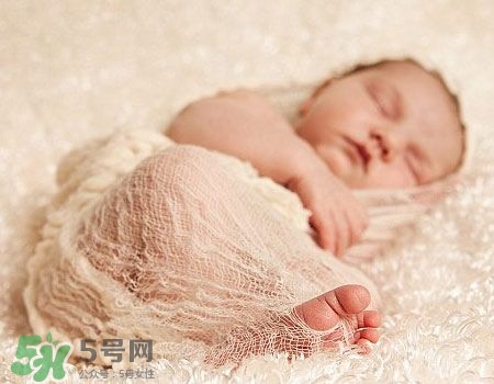 寶寶剛出生可以喝奶粉嗎？剛出生的寶寶喝多少奶粉？