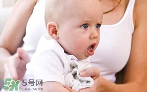 新生兒吐奶是什么原因？新生兒吐奶從鼻子出來怎么回事？