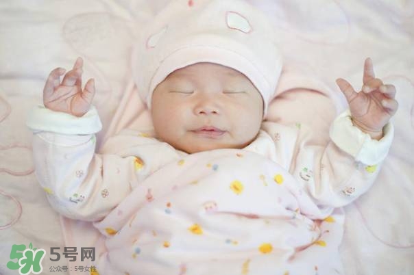 寶寶剛出生可以喝奶粉嗎？剛出生的寶寶喝多少奶粉？