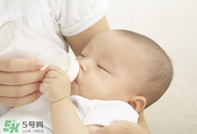 新生兒吐奶是什么原因？新生兒吐奶從鼻子出來(lái)怎么回事？