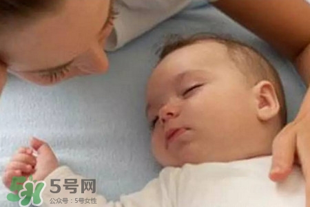 寶寶驚跳反應(yīng)什么時候消失？寶寶驚跳反射太頻繁怎么辦？