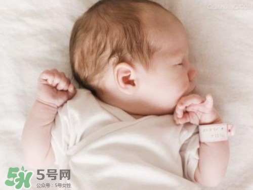 寶寶驚跳反應(yīng)什么時候消失？寶寶驚跳反射太頻繁怎么辦？