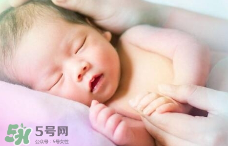 新生寶寶幾個月可以豎著抱？寶寶豎著抱的正確姿勢