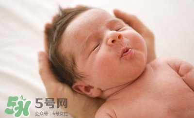 新生兒吐奶是什么原因？新生兒吐奶從鼻子出來(lái)怎么回事？