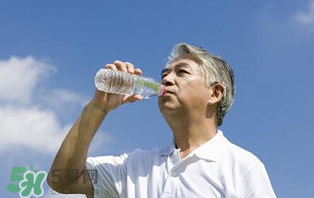 國(guó)家飲用水標(biāo)準(zhǔn)是什么？飲用水和礦泉水的區(qū)別