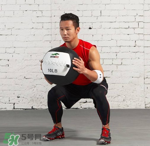 藥球深蹲怎么做？藥球深蹲訓(xùn)練方法