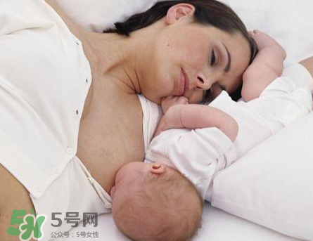 新生兒嗜睡吃奶量少要緊嗎？新生兒吃奶量少怎么辦？